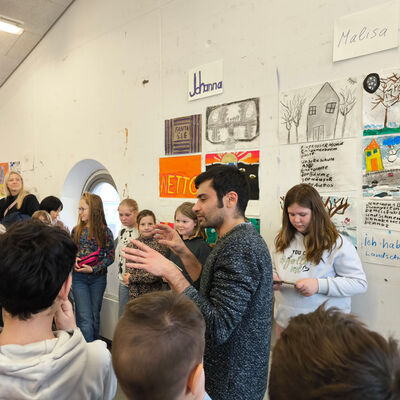 Bild vergrößern: 2025-02 GS Pfeilergraben Präsentation Malerei 2 (2)