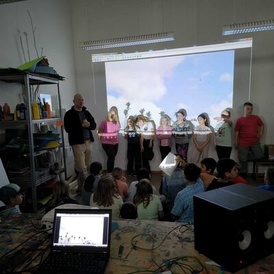 Bild vergrößern: 2025-05 GS Staßfurter Höhe Präsentation Fotografie (7)