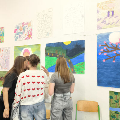 Bild vergrößern: 2025-05 BBS Wema Präsentation Malerei (17)