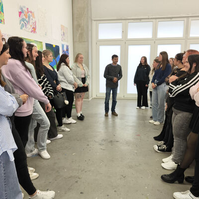 Bild vergrößern: 2025-05 BBS Wema Präsentation Malerei (8)
