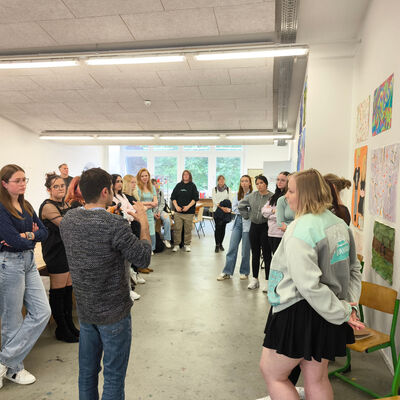 Bild vergrößern: 2025-05 BBS Wema Präsentation Malerei (11)