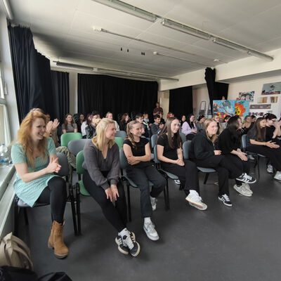 Bild vergrößern: 2025-05 BBS Wema Präsentation Tanz (4)