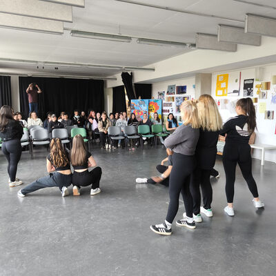 Bild vergrößern: 2025-05 BBS Wema Präsentation Tanz (22)
