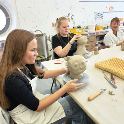 Bild vergr&ouml;&szlig;ern: 2025-09 Sek ASchweitzer Plastik (1)