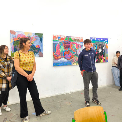 Bild vergr&ouml;&szlig;ern: 2025-09 Sek ASchweitzer Pr&auml;sentation Malerei (1)