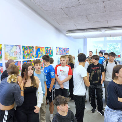 Bild vergr&ouml;&szlig;ern: 2025-09 Sek ASchweitzer Pr&auml;sentation Malerei (2)