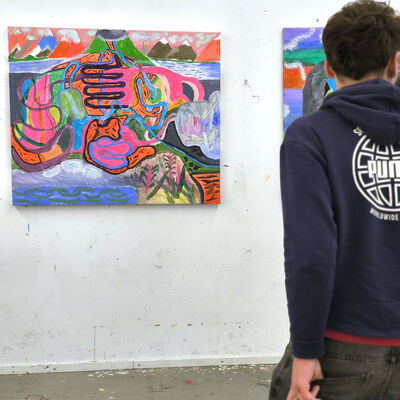 Bild vergr&ouml;&szlig;ern: 2025-09 Sek ASchweitzer Pr&auml;sentation Malerei (4)