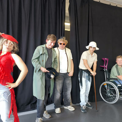 Bild vergr&ouml;&szlig;ern: 2025-09 Sek ASchweitzer Pr&auml;sentation Theater (5)