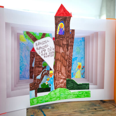 Bild vergr&ouml;&szlig;ern: 2025-11 GS Montessori Pr&auml;sentation Tunnelbuch (7)