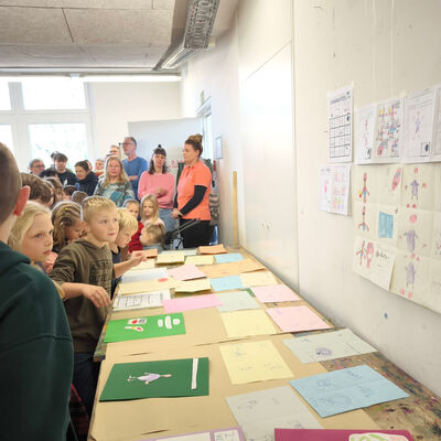 Bild vergr&ouml;&szlig;ern: 2025-11 GS Montessori Pr&auml;sentation Illustration (6)