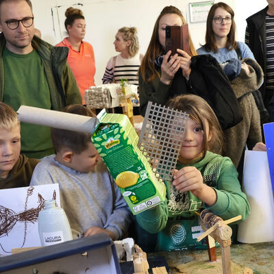 Bild vergr&ouml;&szlig;ern: 2025-11 GS Montessori Pr&auml;sentation Musik&Schrott (16)