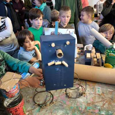 Bild vergr&ouml;&szlig;ern: 2025-11 GS Montessori Pr&auml;sentation Musik&Schrott (20)