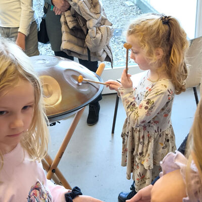 Bild vergr&ouml;&szlig;ern: 2025-11 GS Montessori Pr&auml;sentation Musik&Schrott (33)