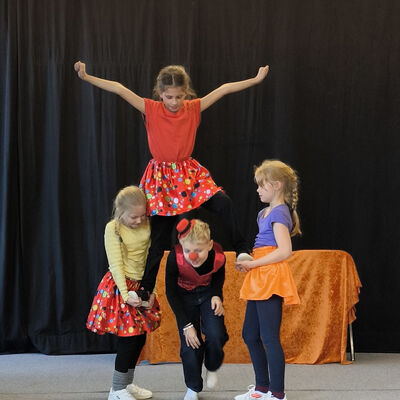 Bild vergr&ouml;&szlig;ern: 2025-11 GS Mehringen Pr&auml;sentatio Theater (9)