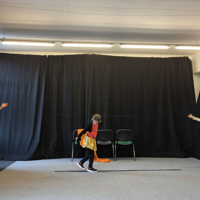 Bild vergr&ouml;&szlig;ern: 2025-11 GS Mehringen Pr&auml;sentatio Theater (16)