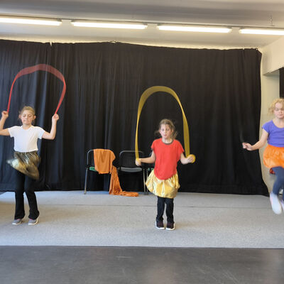 Bild vergr&ouml;&szlig;ern: 2025-11 GS Mehringen Pr&auml;sentatio Theater (17)