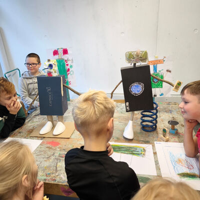 Bild vergr&ouml;&szlig;ern: 2025-11 GS Mehringen Pr&auml;sentation Plastik&Musik (7)