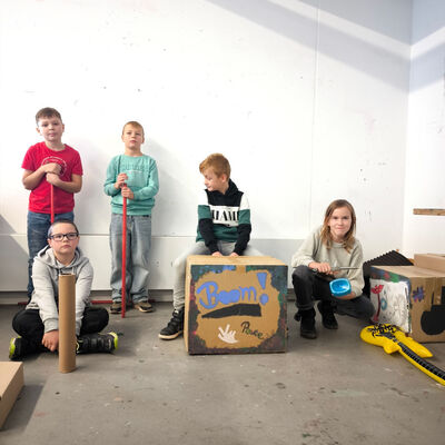 Bild vergr&ouml;&szlig;ern: 2025-11 GS Mehringen Pr&auml;sentation Plastik&Musik (16)