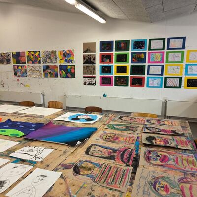 Bild vergr&ouml;&szlig;ern: 2026-01 Sek Burgschule Pr&auml;sentation Malerei (11)