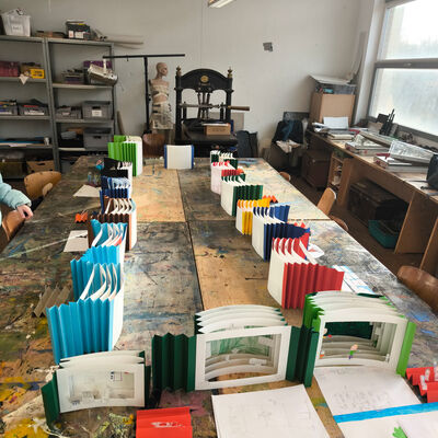 Bild vergr&ouml;&szlig;ern: 2026-01 Sek Burgschule Pr&auml;sentation B&uuml;cher (9)