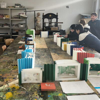 Bild vergr&ouml;&szlig;ern: 2026-01 Sek Burgschule Pr&auml;sentation B&uuml;cher (15)