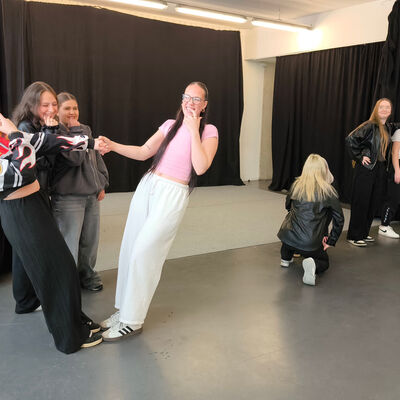 Bild vergr&ouml;&szlig;ern: 2026-01 BBS Wema Pr&auml;sentation Tanz (1)