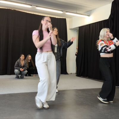 Bild vergr&ouml;&szlig;ern: 2026-01 BBS Wema Pr&auml;sentation Tanz (3)