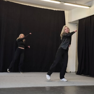 Bild vergr&ouml;&szlig;ern: 2026-01 BBS Wema Pr&auml;sentation Tanz (6)